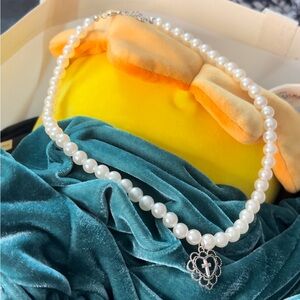 Pearl necklace with cross pendant